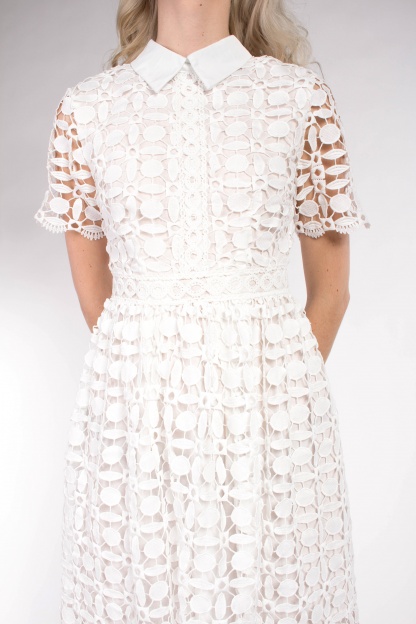 obrázok 4 Chicwish biele čipkované šaty