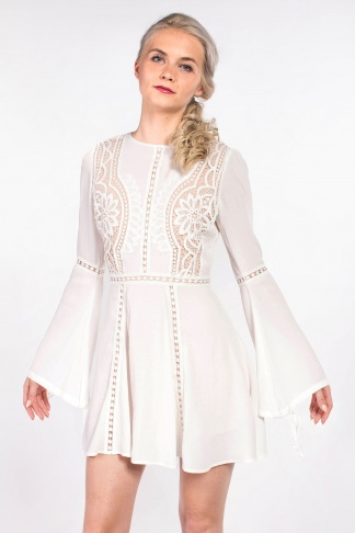 obrázok 1 Chicwish biele letné mini šaty so zvonovými rukávmi