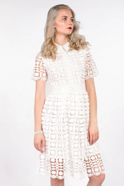 obrázok 1 Chicwish biele čipkované šaty
