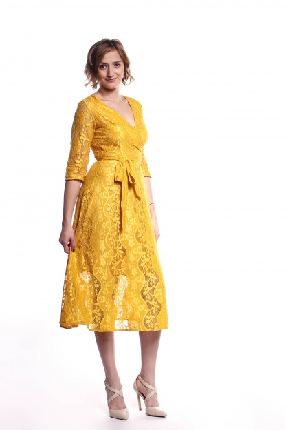 Obrázok 6 Žlté čipkované midi šaty